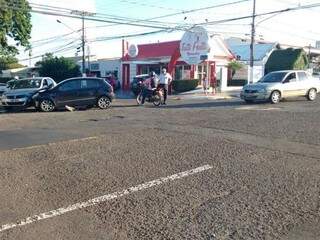 Motorista invade preferencial e causa acidente com cinco veículos Motorista invade preferencial e causa acidente com cinco veículos