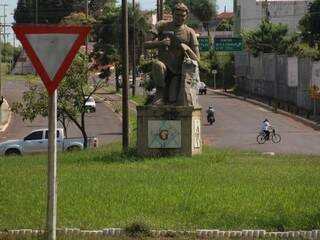 Rotatória do cruzamento das avenidas Costa e Silva e Interlagos. (Foto: Marcos Ermínio)