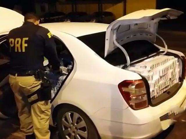 PRF apreende carro com mais de R$ 37 mil em cigarros contrabandeados 