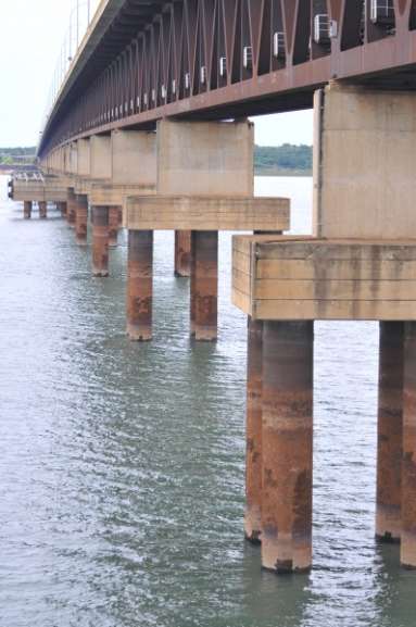 Na ponte Rodoferroviária, sobre o  Rio Paraná, a água deixou marcas que certificam o quão o nível baixou.