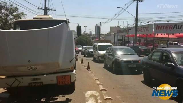 Caminh&atilde;o quebra, interdita pista e tumultua tr&acirc;nsito na rua Joaquim Murtinho