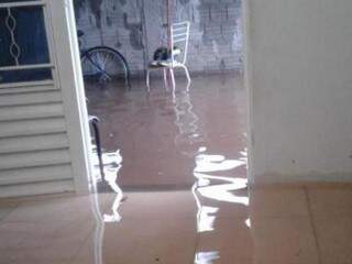 Casa foi tomada pela água com a chuva desta terça-feira (Foto: Direto das Ruas)