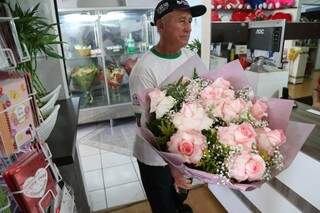 Cliente investe em buquê de rosas bolivianas para homenagear parentes falecidas. (Foto: Marcos Ermínio)
