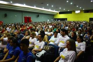 Cerca de 700 pessoas participam de debate no Teatro Dom Bosco (Foto: Marcos Ermínio)