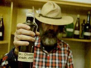 “O Colecionador de Sacis” conta a história de uma homem que coleciona Sacis em garrafas e será um dos exibidos na Mostra Curta Saci. (Foto: Divulgação)