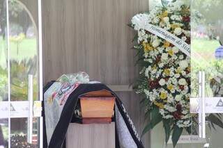 O caixão, lacrado, foi coberto por bandeiras do Corinthians (Foto: Marcos Ermínio)