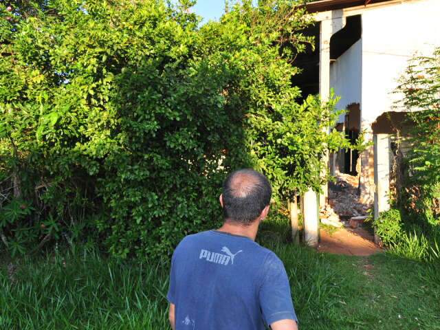  Amea&ccedil;ado, pintor tem casa destru&iacute;da ao sair para o trabalho