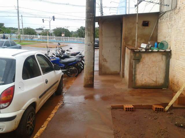  Ponto de motot&aacute;xi e poste &ldquo;expulsam&rdquo; pedestre de cal&ccedil;ada perto de escola