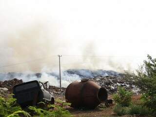 No fim de semana, incêndio atingiu depósito de resíduos no Coronel Antonino; o fogo começou por volta das 4h  (Foto: Kisie Ainoã)