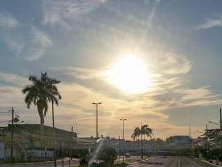 Dia amanheceu ensolarado na Avenida Fernando Corrêa da Costa (Foto: Henrique Kawaminami)