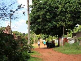 Casas que j&aacute; foram desapropriadas s&atilde;o invadidas por fam&iacute;lias no bairro Colibri