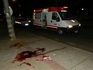 Calçada onde a vítima foi esfaqueada ficou cheia de sangue. (Foto: Rádio Caçula)