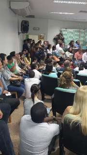 Médicos aprovam greve a partir de quarta nos postos de saúde da Capital