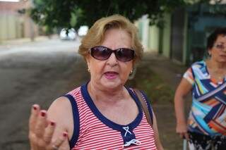 A dona de casa Helena Barbosa conta que vários acidentes aconteceram na via devido às crateras. (Foto:Fernando Antunes)