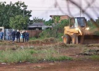 Guardas acompanharam ação para retirar invasores de área pública (Foto: Edivaldo Cabral)