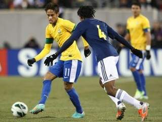 Neymar foi o autor do gol de empate e de erro grotesco em cobrança de pênalti no final da partida (Foto: Mowa Press)