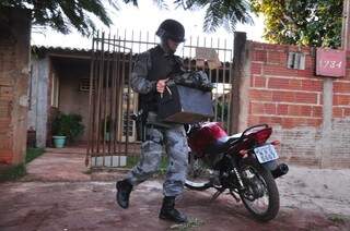 Policial do Cigcoe apreende bala de canhão em casa, na Capital. (Foto: Arquivo/CG News)