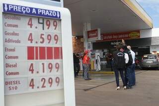 Placa de posto mostrando preço da gasolina e outros combustíveis (Foto: Saul Schramm)