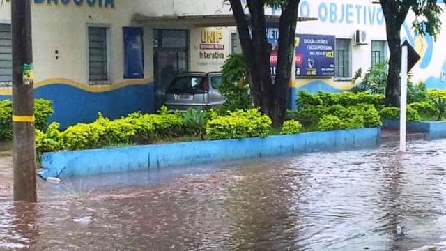 Temporal assusta moradores e causa estragos no interior do Estado