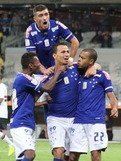 Leandro Damião fez o gol da vitória do Cruzeiro no tempo normal (Foto: G1)