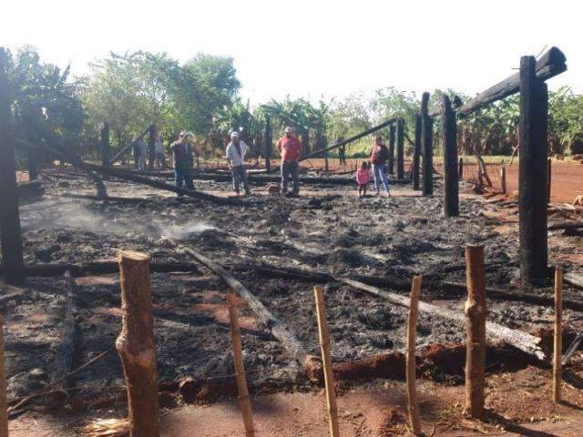 &Iacute;ndios suspeitam de ato criminoso em inc&ecirc;ndio que destruiu casa de reza