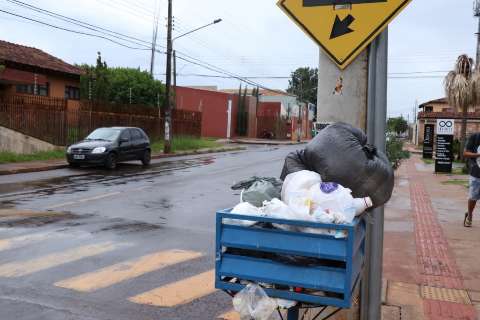 Aumento na geração de lixo deixa bairros quase uma semana sem coleta