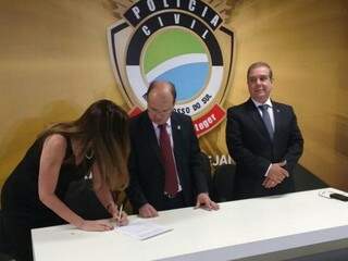 Convênio foi assinado nesta manhã pelo titular da Sejusp, José Carlos Barbosa, e o delegado-geral, Marcelo Vargas. (Foto: Leonardo Rocha) 