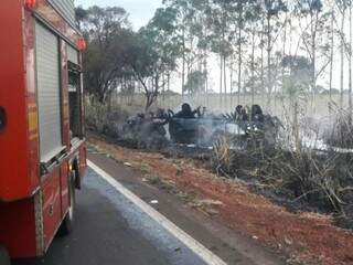 Caminhão-tanque ficou completamente destruído após pegar fogo (Foto: Graziella Almeida)