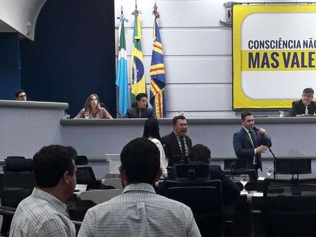 Em debate de viol&ecirc;ncia contra mulheres, vereadores batem boca sobre machismo