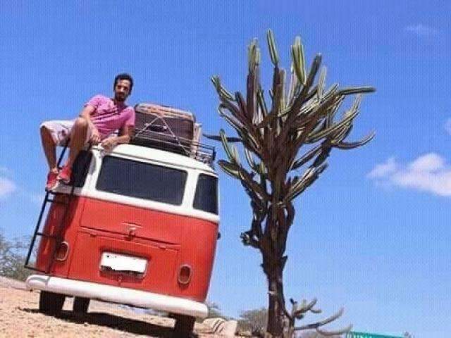 Homem arranca adesivo do #EleN&atilde;o de Kombi e amea&ccedil;a motorista