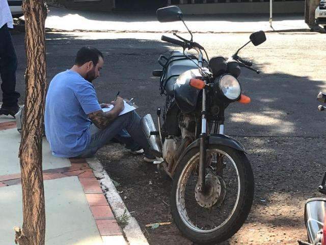 Acidente envolve duas motos e gr&aacute;vida passa mal na Afonso Pena