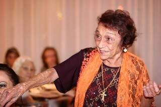 Aos 79 anos, Delinha brinca que &quot;velho nunca fica 100%&quot; (Foto: Divulgação)