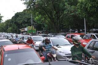 Um congestionamento foi formado por conta da corrida (Foto: Alcides Neto)