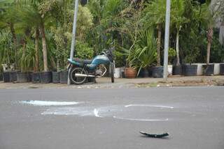 Guidão da moto ficou danificado. No chão, estilhaços. (Fotos: Pedro Peralta)