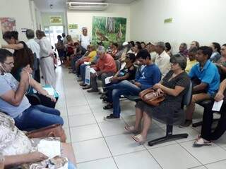 Espera longa por medicamentos na Casa de Saúde, em Campo Grande (Foto: Clayton Neves)