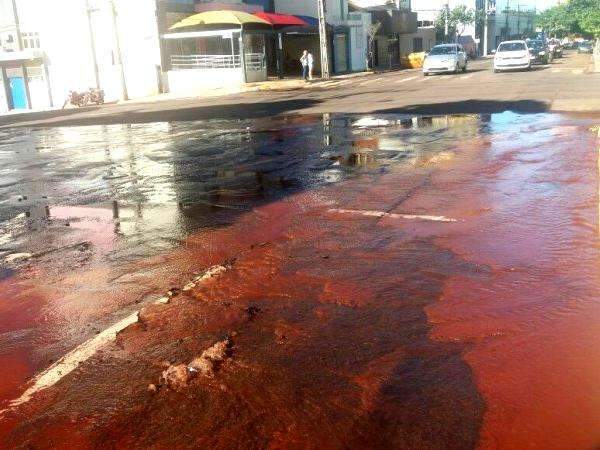 Vazamento de &aacute;gua em rua do Centro causa desperd&iacute;cio e transtornos