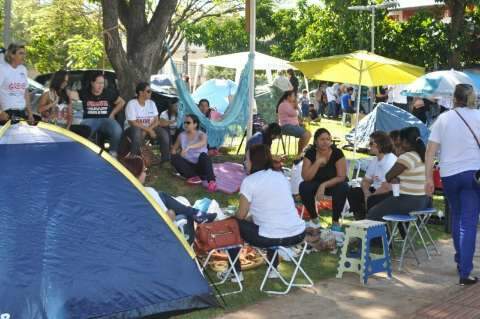 Professores acampam na prefeitura e fecham pista da Avenida Afonso Pena