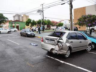 Após ser atingido, motorista colidiu contra carro estacionado. (Foto: Rodrigo Pazinato)