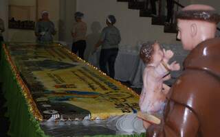 Com a benção de Santo Antônio, bolo deve servir 4 mil pedaços. 