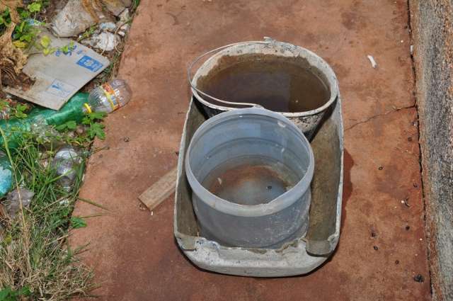 Casa vira dep&oacute;sito de lixo e provoca medo e queixas de moradores