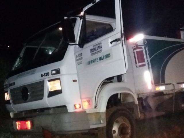 Ciclista morre ao ser atropelado por caminh&atilde;o roubado; condutor fugiu