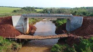 Ponte de concreto sobre o Córrego Pirajuí, no município de Sete Quedas, na fronteira com o Paraguai (Foto: Agesul/Divulgação)