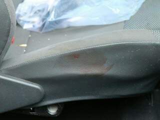 Marcas no banco do carro da vítima que depois de ser atingido ainda dirigiu até uma unidade de saúde. (Foto: André Bittar) 
