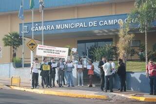 Manifestantes protestam em frente a Câmara Municipal (Foto: Marcos Erminio)