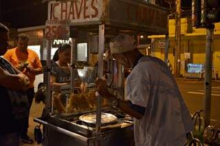 Brasilino Carlos vende churros no centro há mais de 15 anos. (Foto: Gustavo Maia)