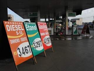 Placa com preços de combustíveis logo após a greve dos caminhoneiros. Diesel foi congelado e na prática desconto beira os R$ 0,46 (Foto: Saul Schramm/arquivo)
