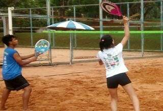 Dupla mista pratica beach tennis no Rádio Clube Campo. (Foto: Divulgação Liga de Beach Tennis)