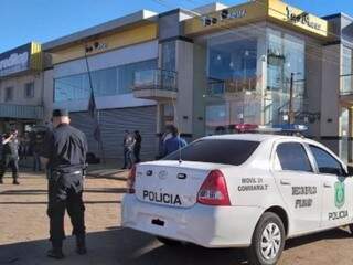 Policiais em frente à loja onde gerente foi alvejado por pistoleiros nesta quarta-feira (Foto: Marciano Candia/Última Hora)