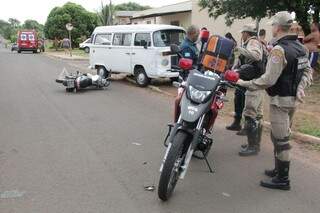 Motociclista não trava o capacete e fica em estado grave após colisão com uma kombi (Foto: Marcos Ermínio)