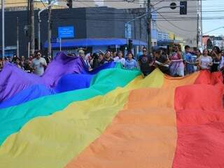 Participantes da parada da diversidade reunidos na rua 14 de Julho (Foto: Marina Pacheco)